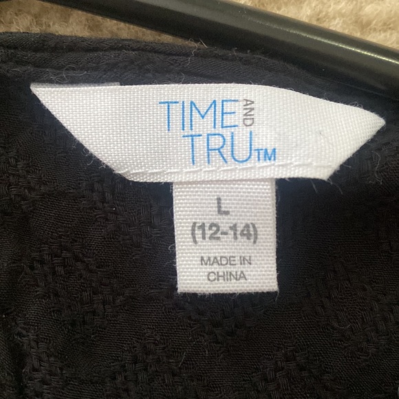 Time and Tru : 3/4 flowy top with lace details - Picture 2 of 3